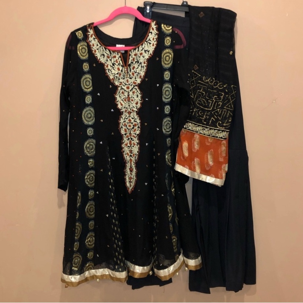 3 pc black gold & orange gharara
shoulder to hem: 37.5”
Pit to pit 22”
Pant 42”